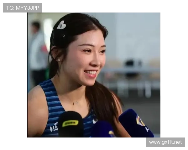 谁跟吴艳妮说不能穿运动鞋逛街啊，那气场一开秒杀好几条街！