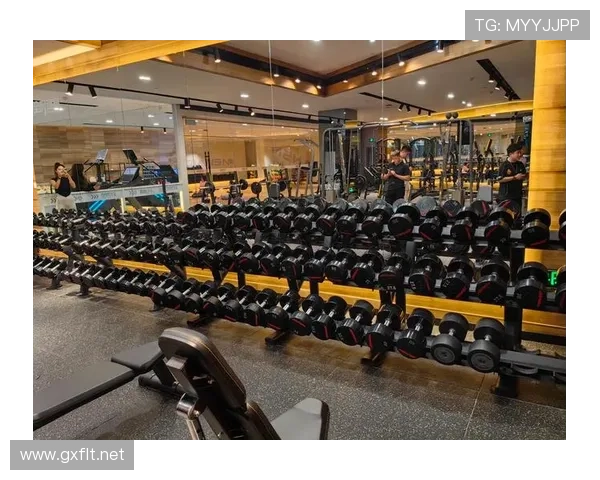 郑赛赛的日常：凌晨四点健身房打卡，咖啡当水喝，这谁跟得上啊