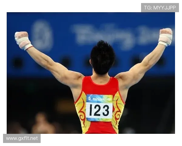 李小鹏穿得跟邻居大叔，比赛里竟然画风差这么多？